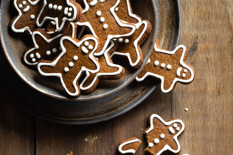 Gingerbread men in a bowl