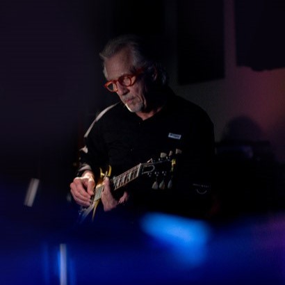 Snuffy Walden playing guitar.